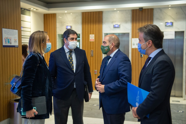 La portavoz del PP en el Congreso, Cuca Gamarra (izquierda), departe con el presidente de ATA, Lorenzo Amor (segundo por la derecha), junto con los diputados del PP José Ignacio Echániz y Diego Movellán