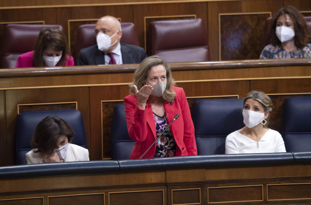 La ministra de Asuntos Económicos y Transformación Digital, Nadia Calviño, interviene en una sesión de control al Gobierno, a 19 de mayo de 2021, en el Congreso de los Diputados, Madrid, (España). Entre otras cuestiones, este pleno está marcado por la cri