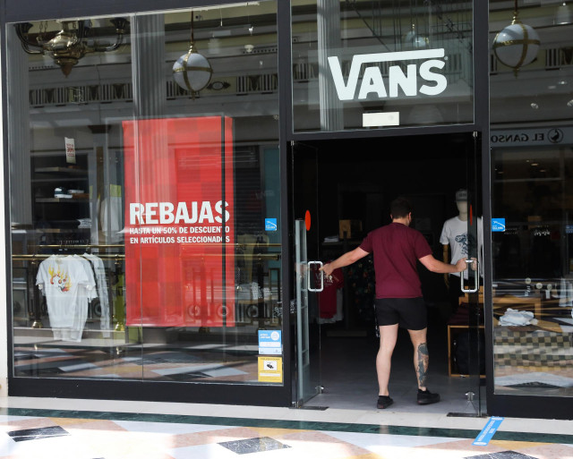 Archivo - Un joven entra a una tienda de Vans del Centro Plaza Norte 2, La Cúpula de Madrid, durante el segundo día de la Fase 2 de desescalada, y un día después de reanudar su actividad puesto que se permite la reapertura de centros comerciales mayores d