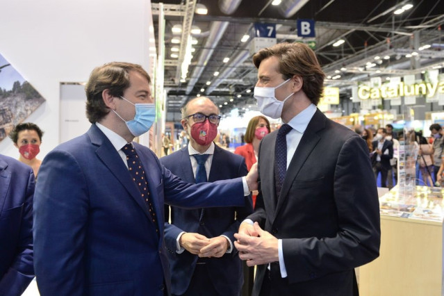 El vicesecretario de Comunicación del PP, Pablo Montesinos, con el presidente de Castilla y León, Alfonso Fernández Mañueco, en la feria de Fitur. En Madrid, a 21 de diciembre de 2021.