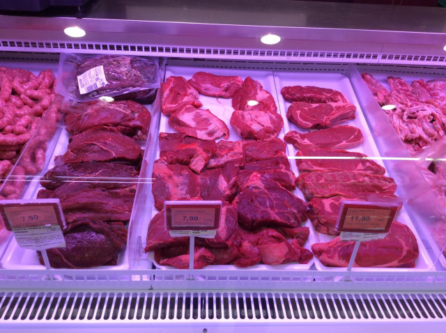 Archivo - Precios, IPC, inflación, consumo, ensalada, ensaladas, carne, carnes, comprar, comprando, supermercado, mercado