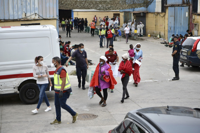 Profesionales sanitarios realizan pruebas PCR y atienden a varios jóvenes en la nave de primera acogida del polígono del Tarajal, a 19 de mayo de 2021, en Ceuta (España).