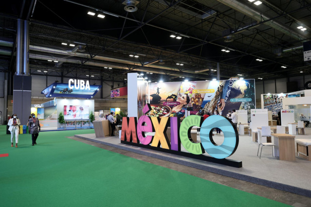 Letrero con las letras de México en el stand de México de Fitur