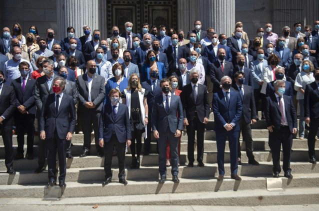 El alcalde de Madrid, José Luis Martínez-Almeida (2i); y el líder del PP, Pablo Casado (c), posan en una fotografía junto a alcaldes, portavoces de ayuntamientos y presidentes de la Diputación del Partido Popular durante una concentración a las puertas de