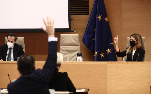 Archivo - Imagen de una votación en la Comisión de Hacienda celebrada en el Congreso