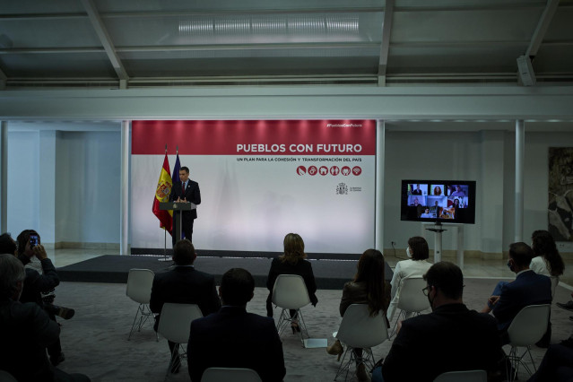 El presidente del Gobierno, Pedro Sánchez, interviene durante la presentación del plan 'Pueblos con Futuro: un plan para la cohesión y transformación del país’, en la Sala Barceló del Palacio de la Moncloa, a 22 de mayo de 2021, en Madrid, España. Este pl