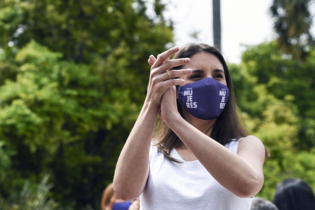 La ministra de Igualdad, Irene Montero, aplaude durante el acto de presentación de la candidatura de la ministra de Derechos Sociales y Agenda 2030 para la Secretaría General de Podemos, a 22 de mayo de 2021, en Valencia, Comunidad Valenciana (España).