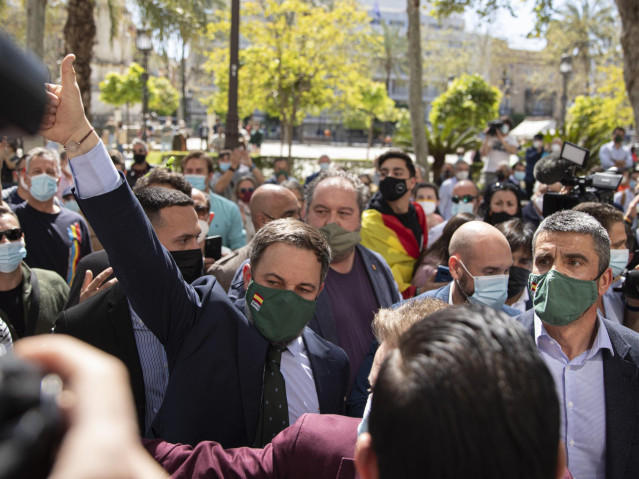 Archivo - El presidente de Vox, Santiago Abascal (i), en la Plaza Nueva de Sevilla, en una foto de archivo.