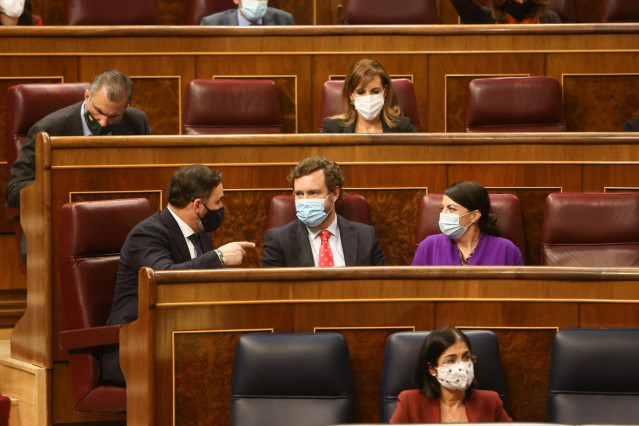 Archivo - El líder de Vox, Santiago Abascal; el portavoz de Vox, Iván Espinosa de los Monteros; y la secretaria general de Vox en el Congreso de los Diputados, Macarena Olona