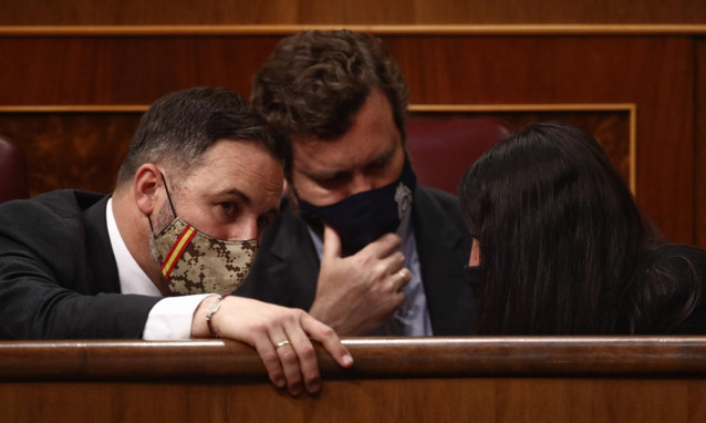 Archivo - (I-D) El líder de Vox, Santiago Abascal; el portavoz parlamentario de Vox, Iván Espinosa de los Monteros; y la portavoz adjunta de Vox en el Congreso, Macarena Olona