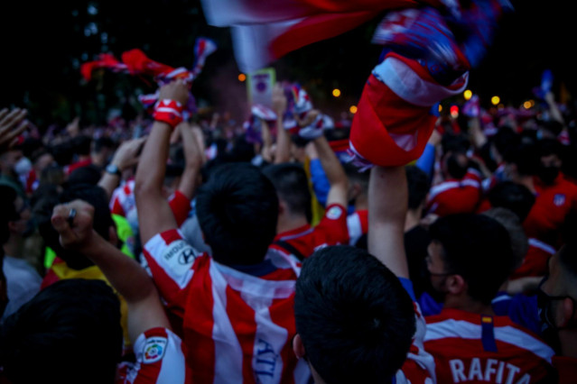 Seguidores de Atlético de Madrid acuden a la fuente de Neptuno de Madrid