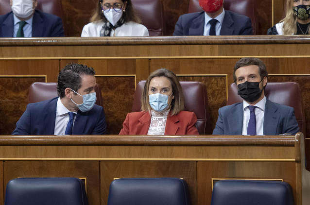 (I-D) El secretario general del Partido Popular, Teodoro García Egea; la portavoz del PP en el Congreso de los Diputados, Cuca Gamarra; y el líder del PP, Pablo Casado, durante una sesión de control al Gobierno