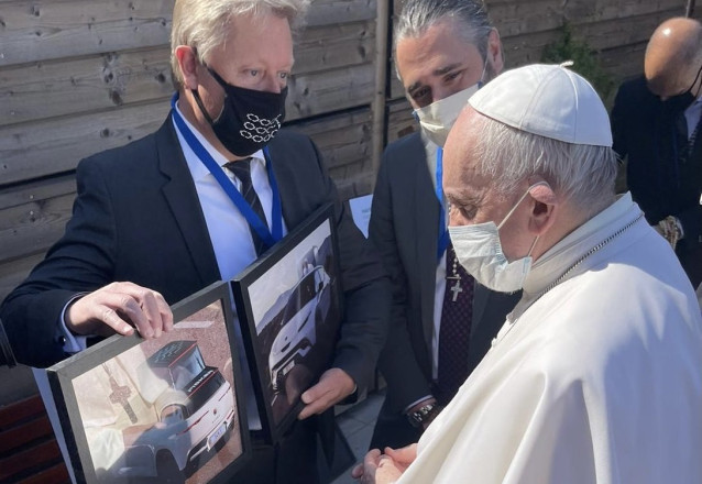 El Papa Francisco con los representantes de Fisker.
