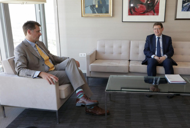 El embajador británico, Hugh Elliott, recibe al president de la Generalitat, Ximo Puig.