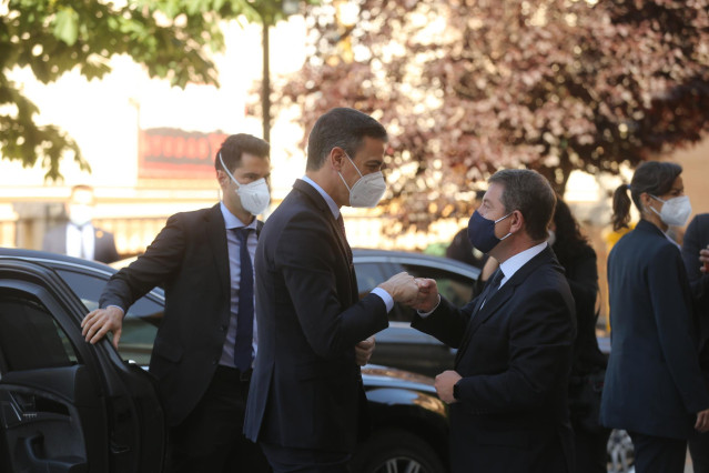El presidente del Gobierno, Pedro Sánchez (i), saluda al presidente de Castilla-La Mancha, Emiliano García Page, a su llegada a la presentación del acto 'Haciendo de España un polo industrial del hidrógeno verde en Europa'.