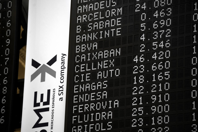 Archivo - Valores del Ibex 35 en un panel del Palacio de la Bolsa, a 21 de abril de 2021, en Madrid, (España)