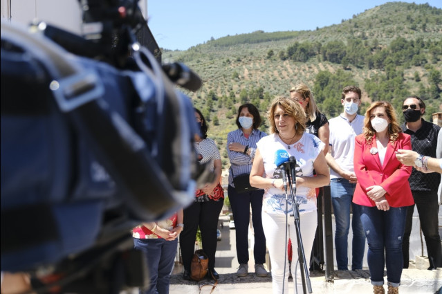 Susana Díaz atiende a los medios.