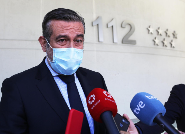 El consejero de Justicia, Interior y Víctimas en funciones de la Comunidad de Madrid, Enrique López, responde a los medios en el edificio de la Agencia de Seguridad y Emergencias Madrid 112 , a 20 de mayo de 2021, en Pozuelo de Alarcón, Madrid, (España).