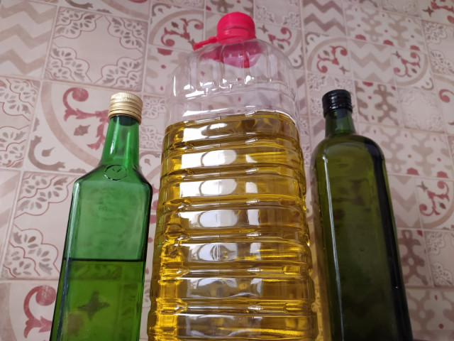 Archivo - Aceite de oliva envasado en garrafa de plático y botellas de vídrio.