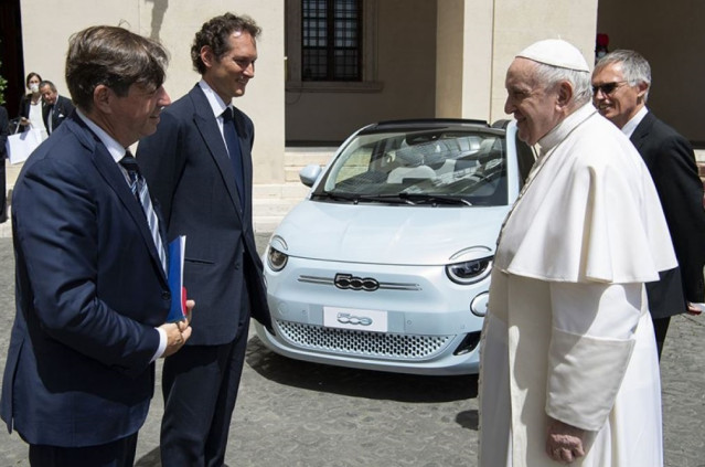 De izquierda a derecha, Olivier François, John Elkann, el Papa Francisco y Carlos Tavares.