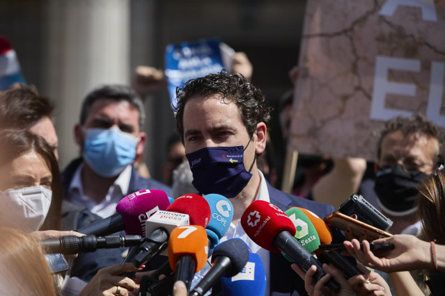 El secretario general del PP, Teodoro García Egea, responde a los medios en una manifestación con motivo del recorte de caudal del Trasvase Tajo-Segura en la Plaza San Juan de la Cruz, a 24 de mayo de 2021, en Madrid (España).