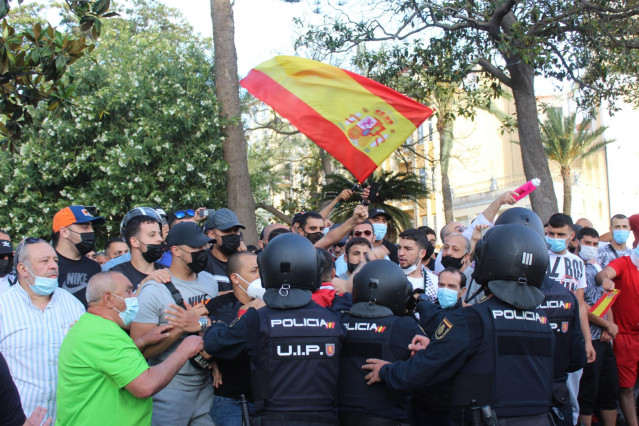 La Policía controla a un grupo de manifestantes con motivo de la presencia del presidente de Vox, Santiago Abascal, en Ceuta