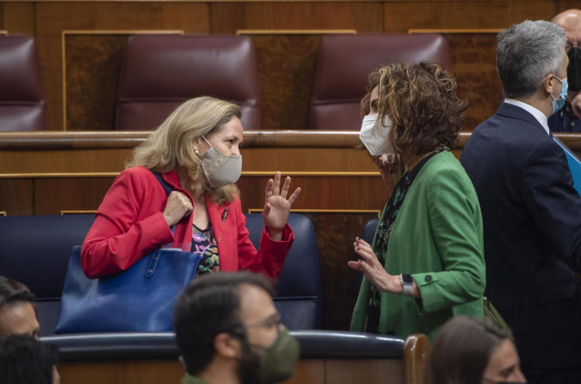 La ministra de Asuntos Económicos y Transformación Digital, Nadia Calviño (i), conversa con la ministra portavoz y ministra de Hacienda, María Jesús Montero, durante una sesión de control al Gobierno, a 19 de mayo de 2021, en el Congreso de los Diputados,