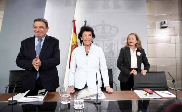 Archivo - El ministro de Agricultura, Pesca y Alimentación, Luis Planas; la ministra Portavoz, y de Educación y Formación Profesional, Isabel Celaá; y la ministra de Economía y Empresa, Nadia Calviño,
