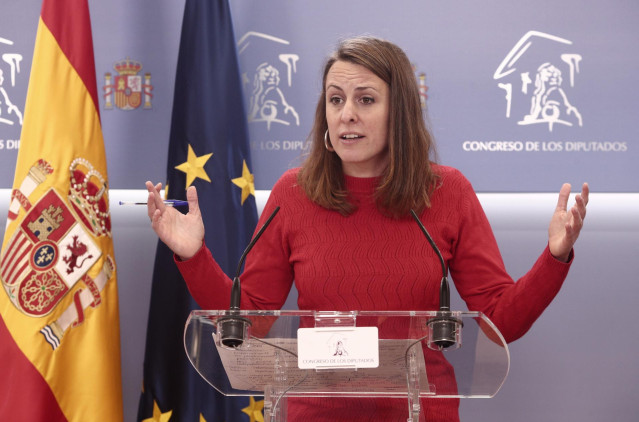 Archivo - La diputada de la CUP en el Congreso, Mireia Vehí, interviene en una rueda de prensa.