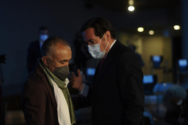 El secretario general de UGT, Pepe Álvarez (i) y el presidente de la CEOE, Antonio Garamendi (d)