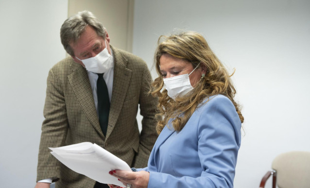 Archivo - El portavoz del Gobierno Vasco, Bingen Zupiria, con la consejera de Salud, Gotzone Sagardui