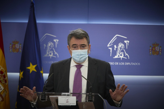 El portavoz parlamentario del PNV, Aitor Esteban, interviene en una rueda de prensa anterior a una Junta de Portavoces.
