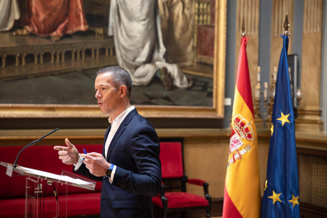 Archivo - El portavoz del grupo socialista en el Senado, Ander Gil, en una rueda de prensa en el Senado.