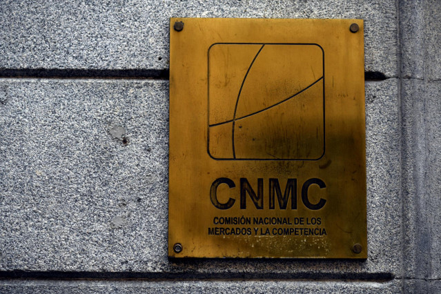Archivo - Placa identificativa en el edificio de la CNMC, en Madrid (España), a 29 de julio de 2020.
