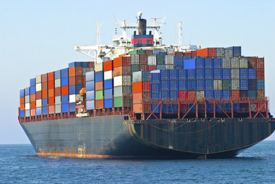 Archivo - Cargo container ship at sea