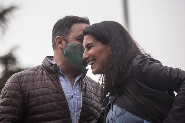 La candidata de Vox a la Presidencia de la Comunidad de Madrid, Rocío Monasterio, y el líder de la formación, Santiago Abascal, en un acto de campaña