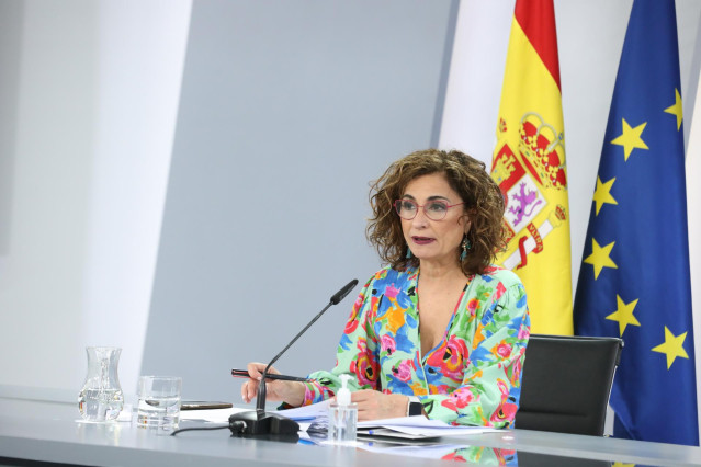 La ministra portavoz y ministra de Hacienda, María Jesús Montero comparece en rueda de prensa, posterior al Consejo de Ministros, en el Complejo La Moncloa, a 25 de mayo de 2021, en Madrid (España).