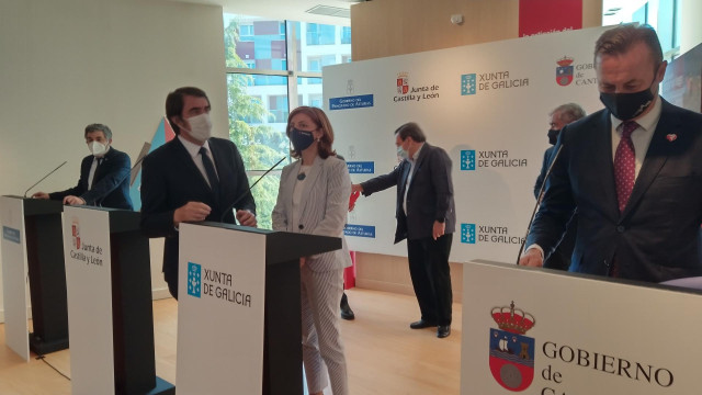 El consejero de Medio Rural y Cohesión Territorial del Principado, Alejandro Jesús Calvo Rodríguez, el consejero de Fomento y Medio Ambiente de la Junta, Juan Carlos Suárez-Quiñones, la consellera de Medio Ambiente, Territorio y Vivienda de la Xunta, Ánge