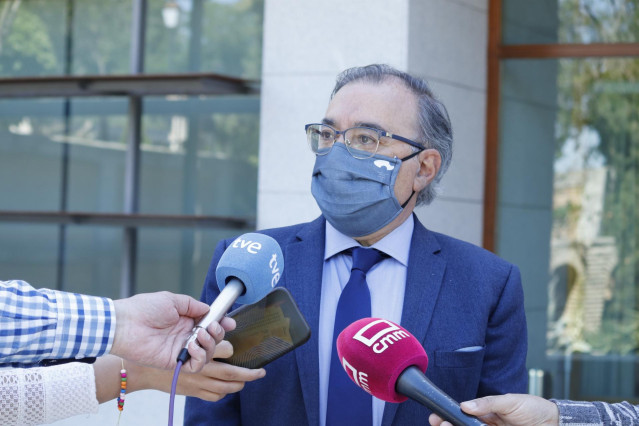 El presidente del Grupo Parlamentario Socialista en las Cortes de C-LM, Fernando Mora, atiende a los medios.