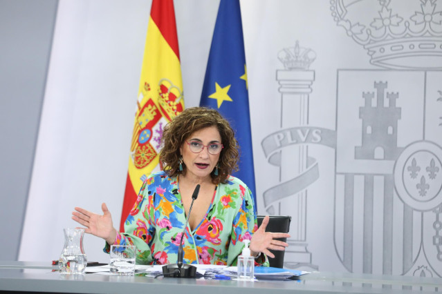 La ministra portavoz y ministra de Hacienda, María Jesús Montero comparece en una rueda de prensa, posterior al Consejo de Ministros, en el Complejo La Moncloa, a 25 de mayo de 2021, en Madrid (España).