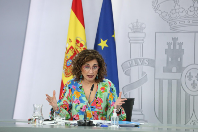 La ministra portavoz y ministra de Hacienda, María Jesús Montero comparece en una rueda de prensa, posterior al Consejo de Ministros, en el Complejo La Moncloa, a 25 de mayo de 2021, en Madrid (España). Unos de los temas aprobado en el Consejo de Ministro