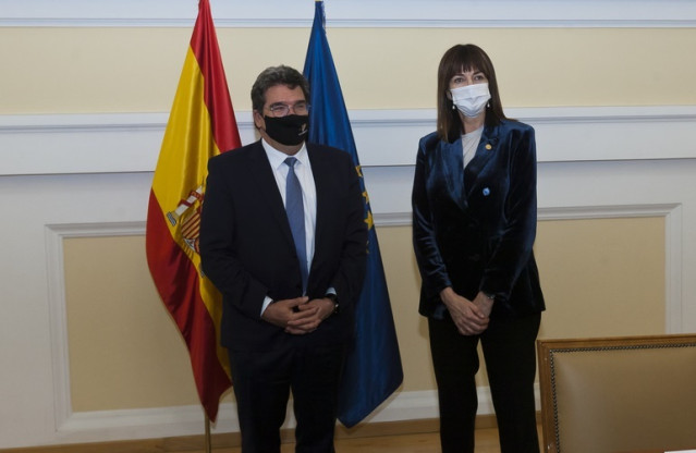 Archivo - El ministro de Inclusión, Seguridad Social y Migraciones, José Luis Escrivá, y la vicelehendakari segunda y consejera de Trabajo y Empleo del Gobierno vasco, Idoia Mendía