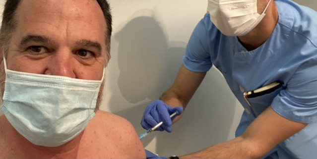 Carlos Iturgaiz recibiendo la vacuna contra la Covid-19