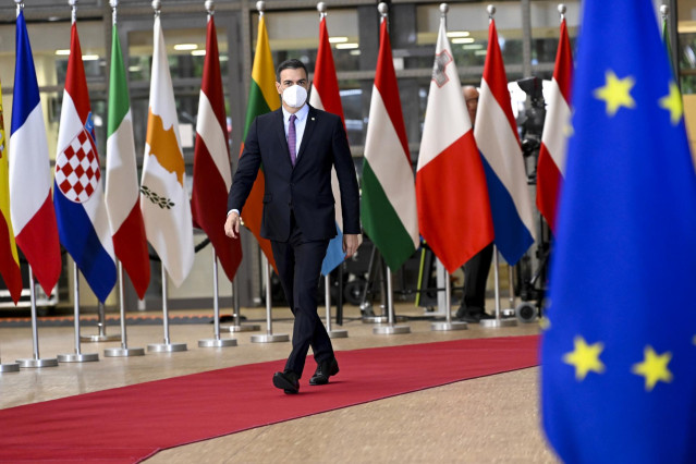 El presidente del Gobierno, Pedro Sánchez, llega al Consejo Europeo Extraordinario, a 24 de mayo de 2021, en Bruselas (Bélgica). Los dirigentes de la UE se reúnen hoy y mañana en el Consejo Europeo Extraordinario para debatir sobre la COVID-19, el cambio
