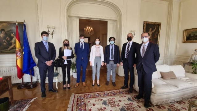 La ministra de Industria, Comercio y Turismo, Reyes Maroto, durante una reunión de trabajo con representantes de la OCDE en París (Francia), de este martes.