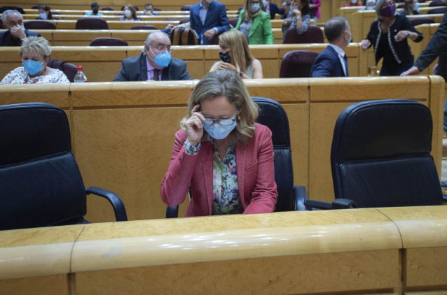 La ministra de Asuntos Económicos y Transformación Digital, Nadia Calviño, durante una sesión de control al Gobierno en el Senado, a 25 de mayo de 2021, en Madrid (España).