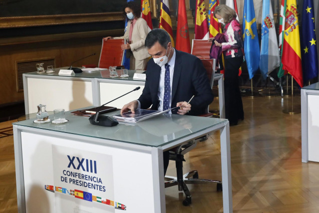 Archivo - El presidente del Gobierno, Pedro Sánchez (d) junto a la vicepresidenta de Asuntos Económicos, Nadia Calviño (c) y la ministra de Hacienda, María Jesús Montero (i) durante la Conferencia de presidentes autonómicos celebrada este lunes en Madrid