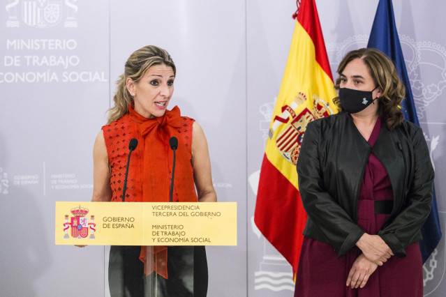 La vicepresidenta tercera y ministra de Trabajo y Economía Social, Yolanda Díaz (i), y la alcaldesa de Barcelona, Ada Colau (d), comparecen en rueda de prensa, después de un encuentro de trabajo en el Ministerio de Trabajo y Economía Social, a 25 de mayo
