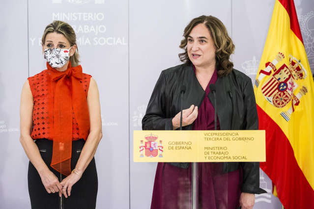 La vicepresidenta tercera y ministra de Trabajo y Economía Social, Yolanda Díaz (i), y la alcaldesa de Barcelona, Ada Colau (d), comparecen en rueda de prensa, después de un encuentro de trabajo en el Ministerio de Trabajo y Economía Social, a 25 de mayo
