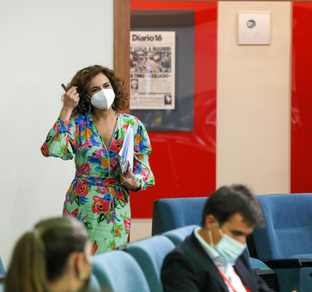 La ministra portavoz y ministra de Hacienda, María Jesús Montero a su salida de una rueda de prensa, posterior al Consejo de Ministros, en el Complejo La Moncloa, a 25 de mayo de 2021, en Madrid (España). Unos de los temas aprobado en el Consejo de Minist